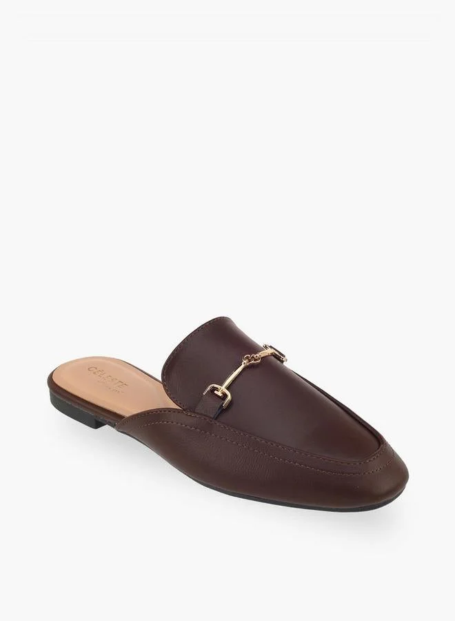 سيليست صنادل نسائية بتفاصيل معدنية